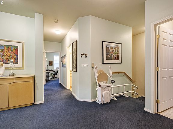2nd image of 1111 NE 64th Ln Unit 1810