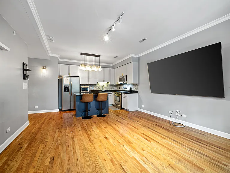 1435 W Addison St #2 — Photo 8