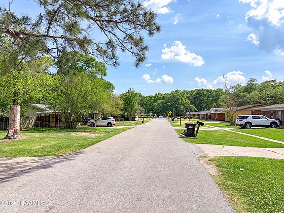 3rd image of 300 Doc Duhon St