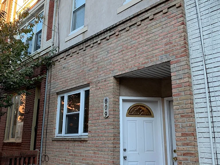 809 S 10th St — Photo 1