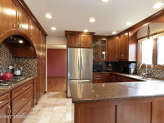 5th image of 3108 Bonnie Brae Cres