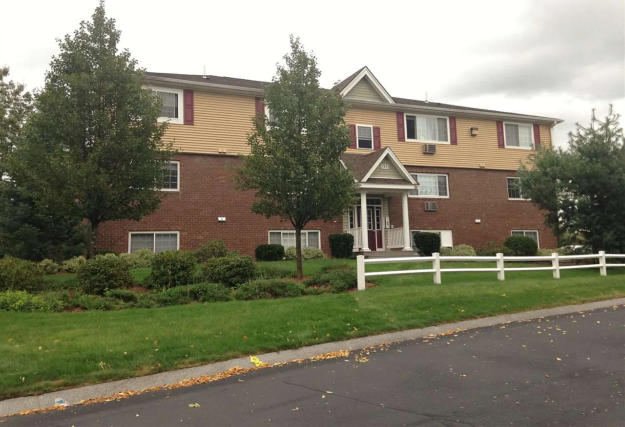 2 bed, 1.0 bath, 720 sqft, $1,868 — Photo 1
