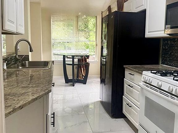4th image of 3193 Medina Dr