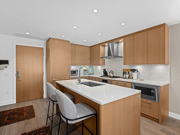 5th image of 3220 Connaught Cres #402