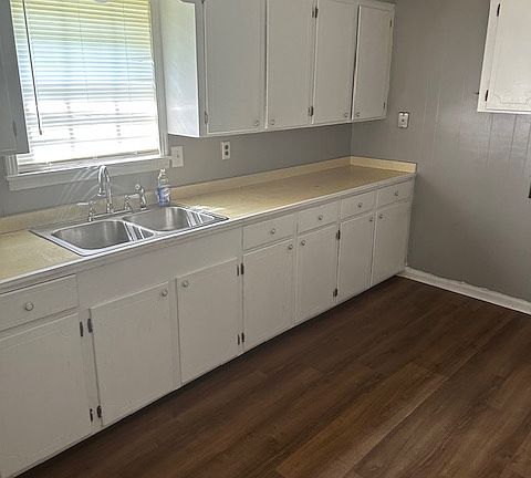 2nd image of 307 Pinewood St #1