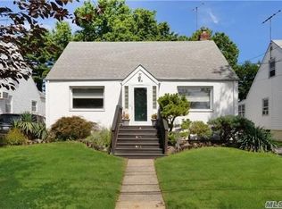 14 Hollywood Ave, Lynbrook, NY 11563
