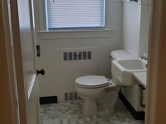 5th image of 1332 Evelyn St APT 2N