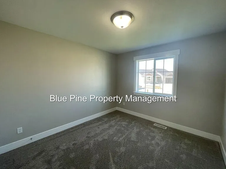 1924 Harrington Cir — Photo 12