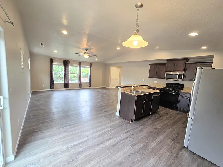 4946 Holly St — Photo 5