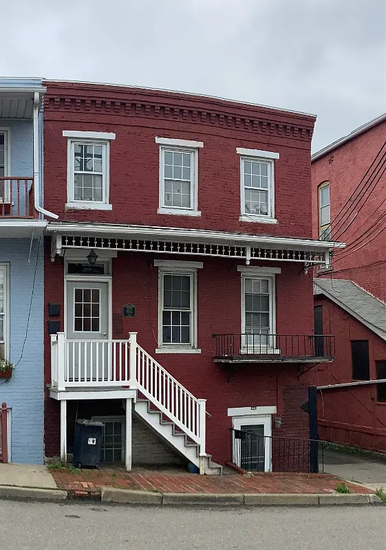 102 Pine St — Photo 1