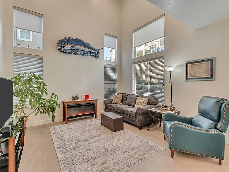 1758 W Newcastle Ln — Photo 13