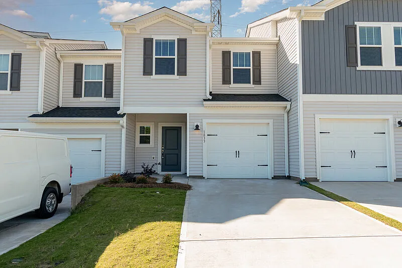 3 bed, 2.5 bath, 1400 sqft, $1,900 — Photo 2