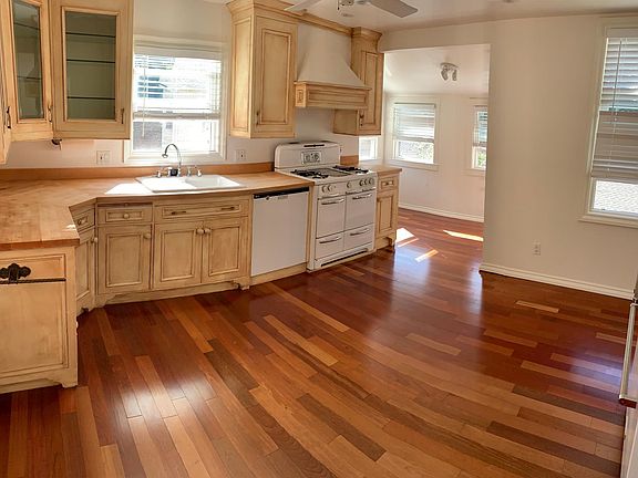 Eat-in kitchen