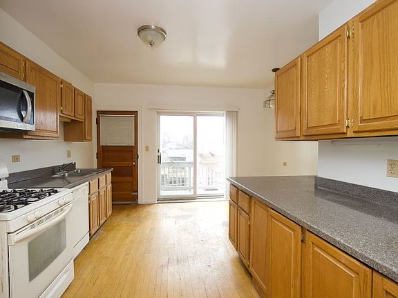 3rd image of 2645 W Greenleaf Ave Unit W4
