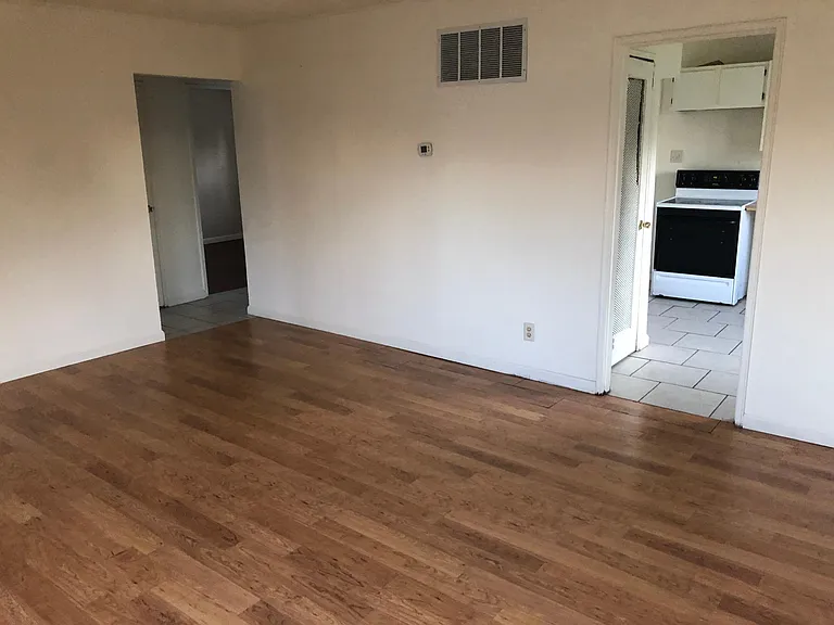 804 Dimson Dr E — Photo 1