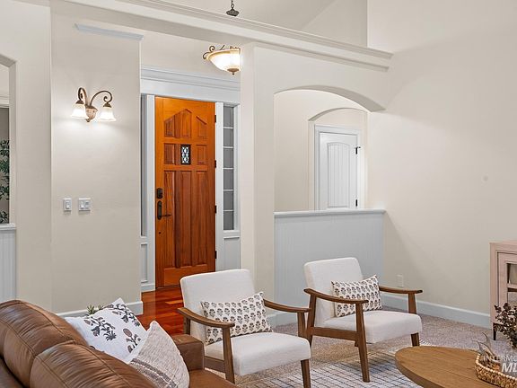 4th image of 4946 N Villa Ridge Way