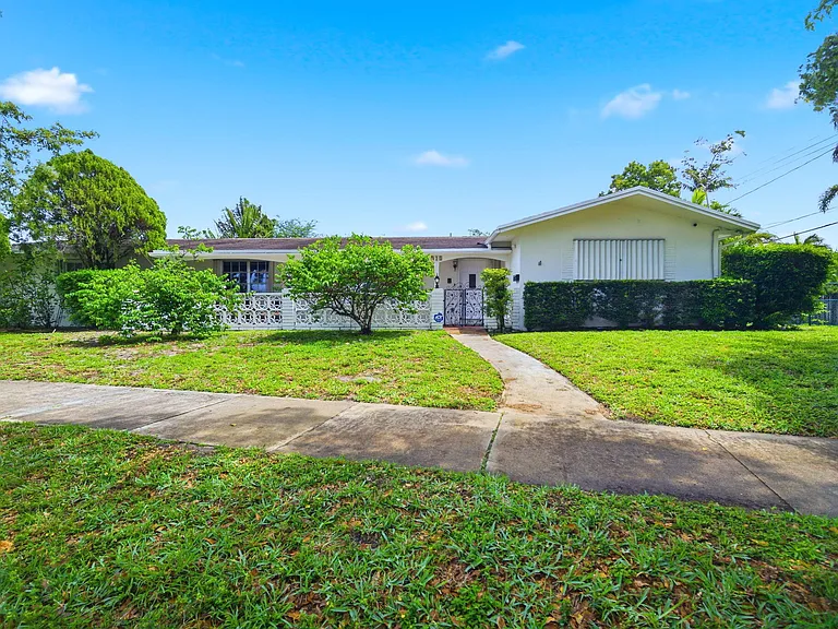 321 E Chaminade Dr — Photo 1
