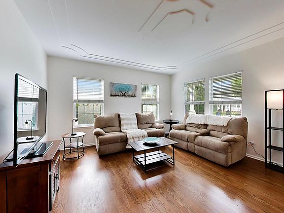 3rd image of 2426 Montclair Ln