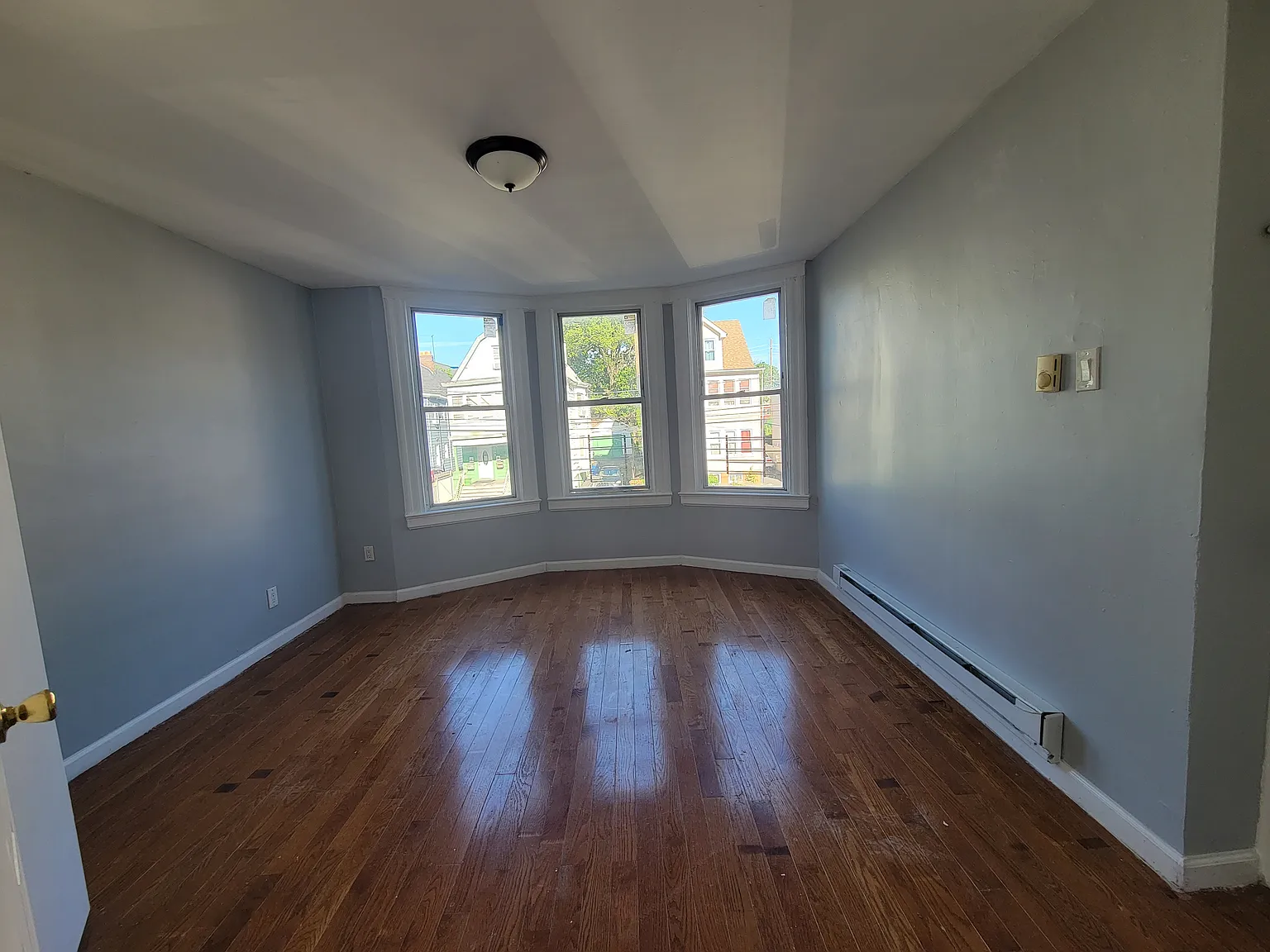 3 bed, 1050 sqft, $2,250 — Photo 3