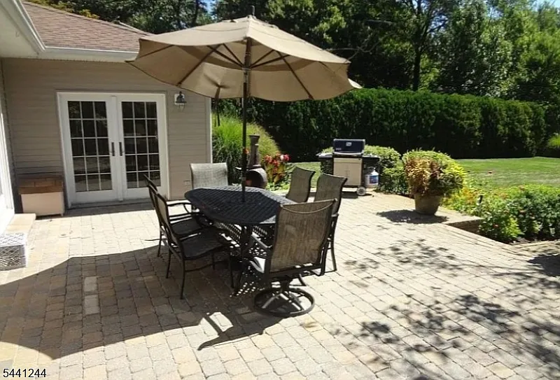 4 bed, 2.5 bath, $5,200 — Photo 3