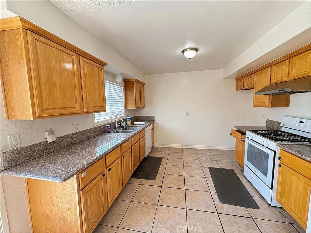 3 bed, 1272 sqft, $3,000 — Photo 4