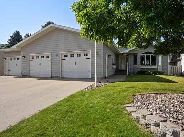 1305 17th Ave SW, Minot, ND 58701