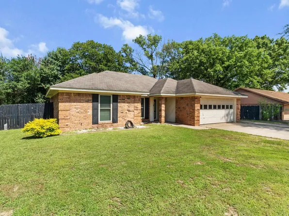 208 Jeffrey Ln, Wake Village, TX 75501