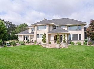 19 Lake Ct, North Oaks, MN 55127