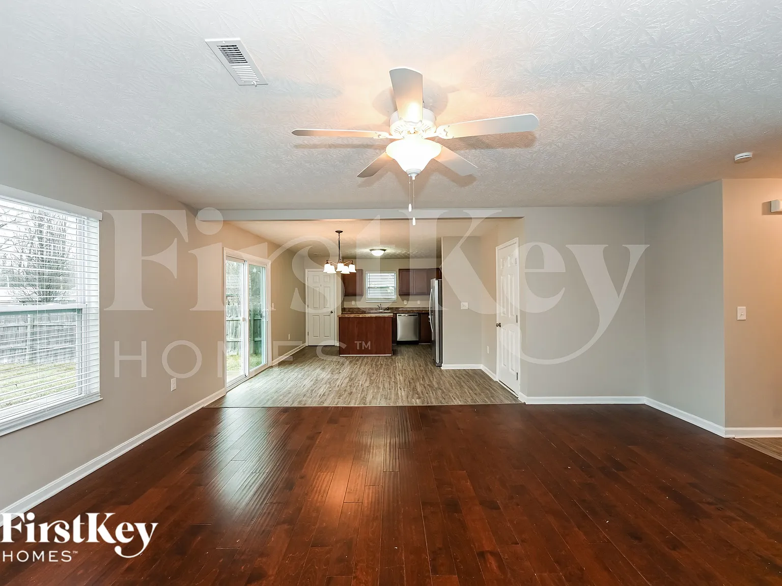 3 bed, 2.5 bath, 1736 sqft, $2,305 — Photo 2