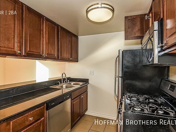 3rd image of 127 N Doheny Dr #103
