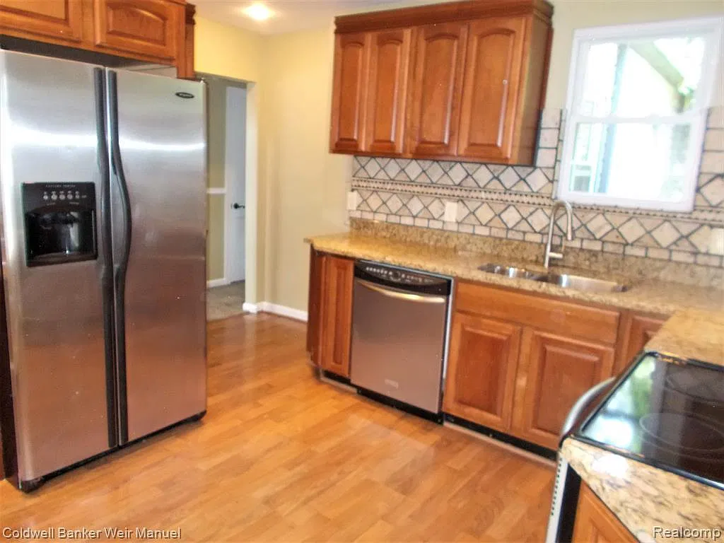 3 bed, 936 sqft, $1,900 — Photo 3
