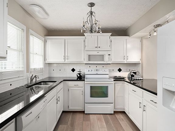 5th image of 5803 Parkbridge Ln #16-2