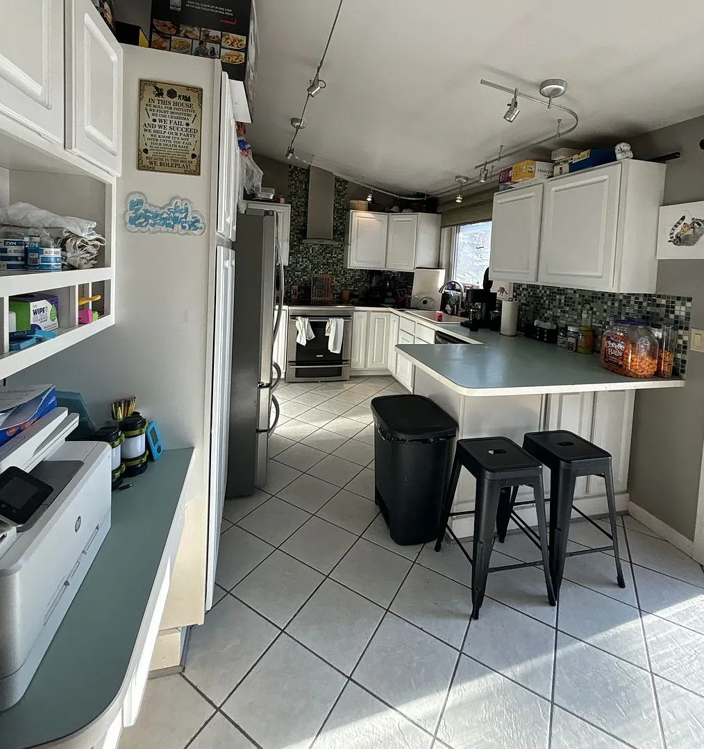 4 bedroom / 2 car garage / small dog on approval — Photo 3