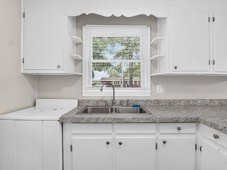 1512 Lynne Ave — Photo 8