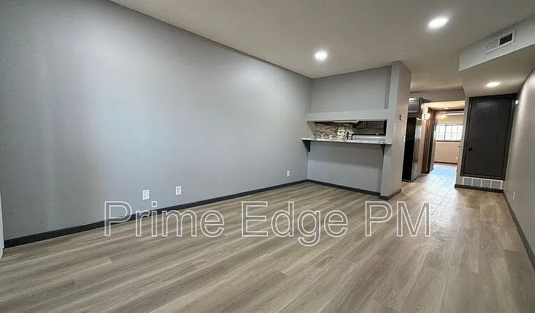 1121 N 28th St #6 — Photo 7