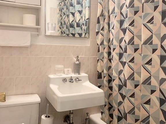 5th image of 327 E 14th St APT 1C