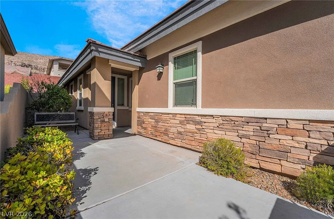 3 bed, 2.0 bath, 1902 sqft, $2,600 — Photo 3