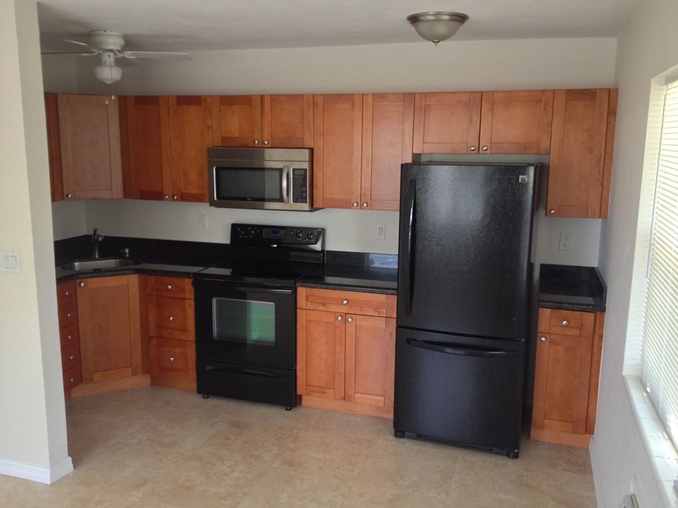 2nd image of 812 NE 17th Ter APT 4