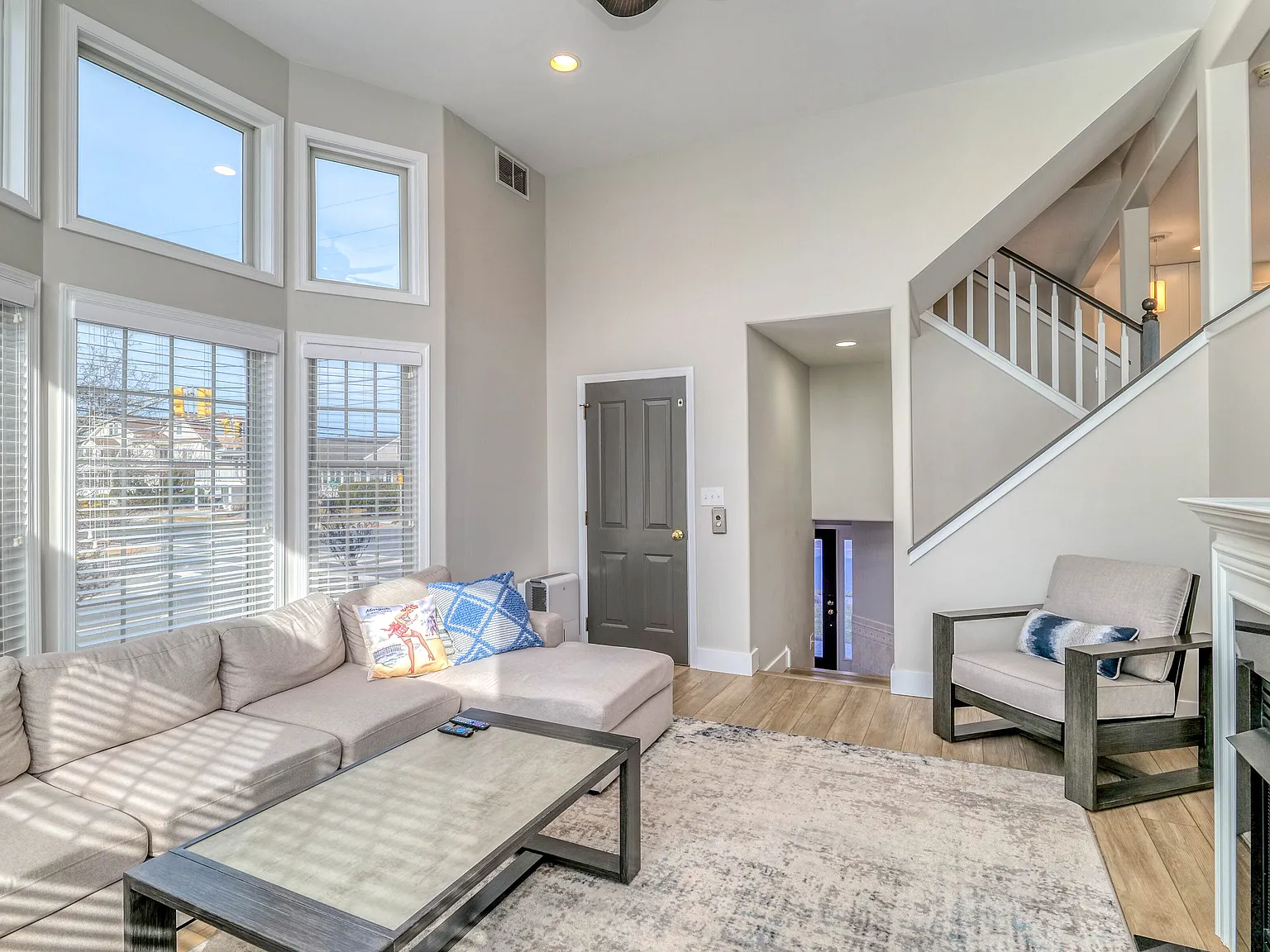 4 bed, 4.5 bath, 2856 sqft, $4,000 — Photo 3