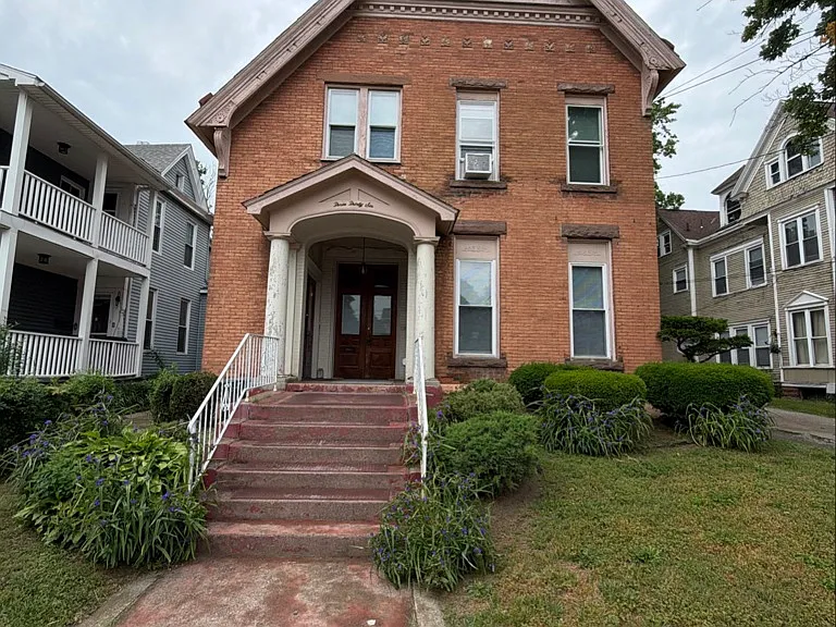 336 W 9th St #2R — Photo 16