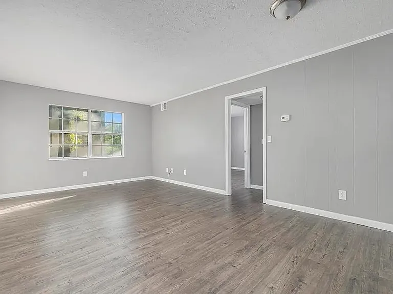 1429 Stratford Rd — Photo 3