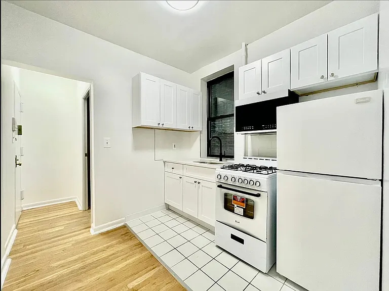 638 E 14th St #5 — Photo 3