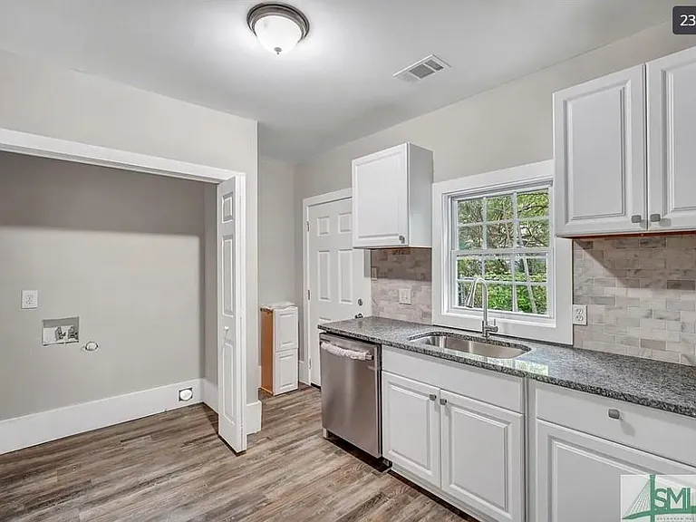 722 W 42nd St #B — Photo 3