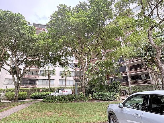 2nd image of 4222 Inverrary Blvd APT 4609
