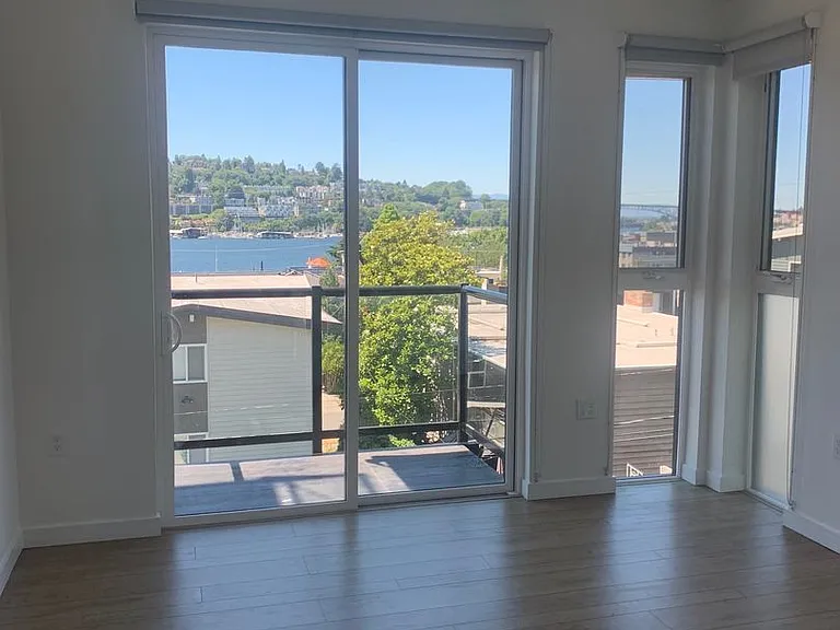 Welcome to Lakeview! - Live in Luxury & Style in the heart of Eastlake — Photo 29