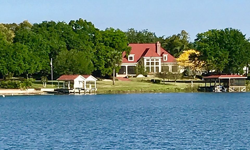 Stunning LakeSide Setting