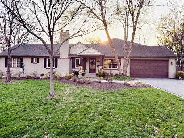 6134 Howe Dr, Fairway, KS 66205