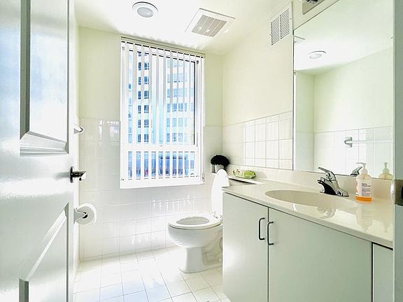3rd image of 1441 West Ave #201