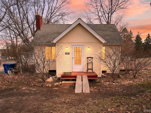 13343 N Fenton Rd, Fenton, MI 48430