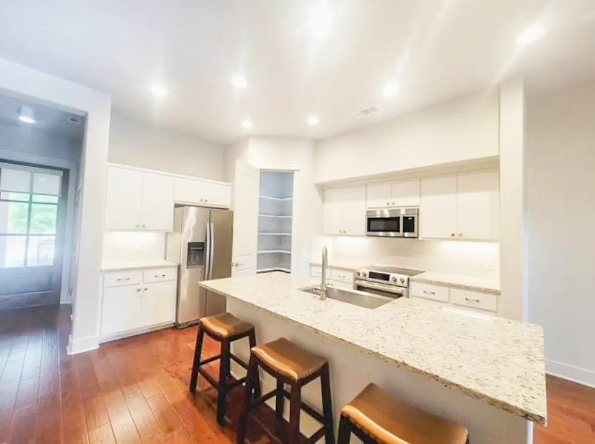 2 bed, 2.0 bath, 1443 sqft, $3,250 — Photo 2